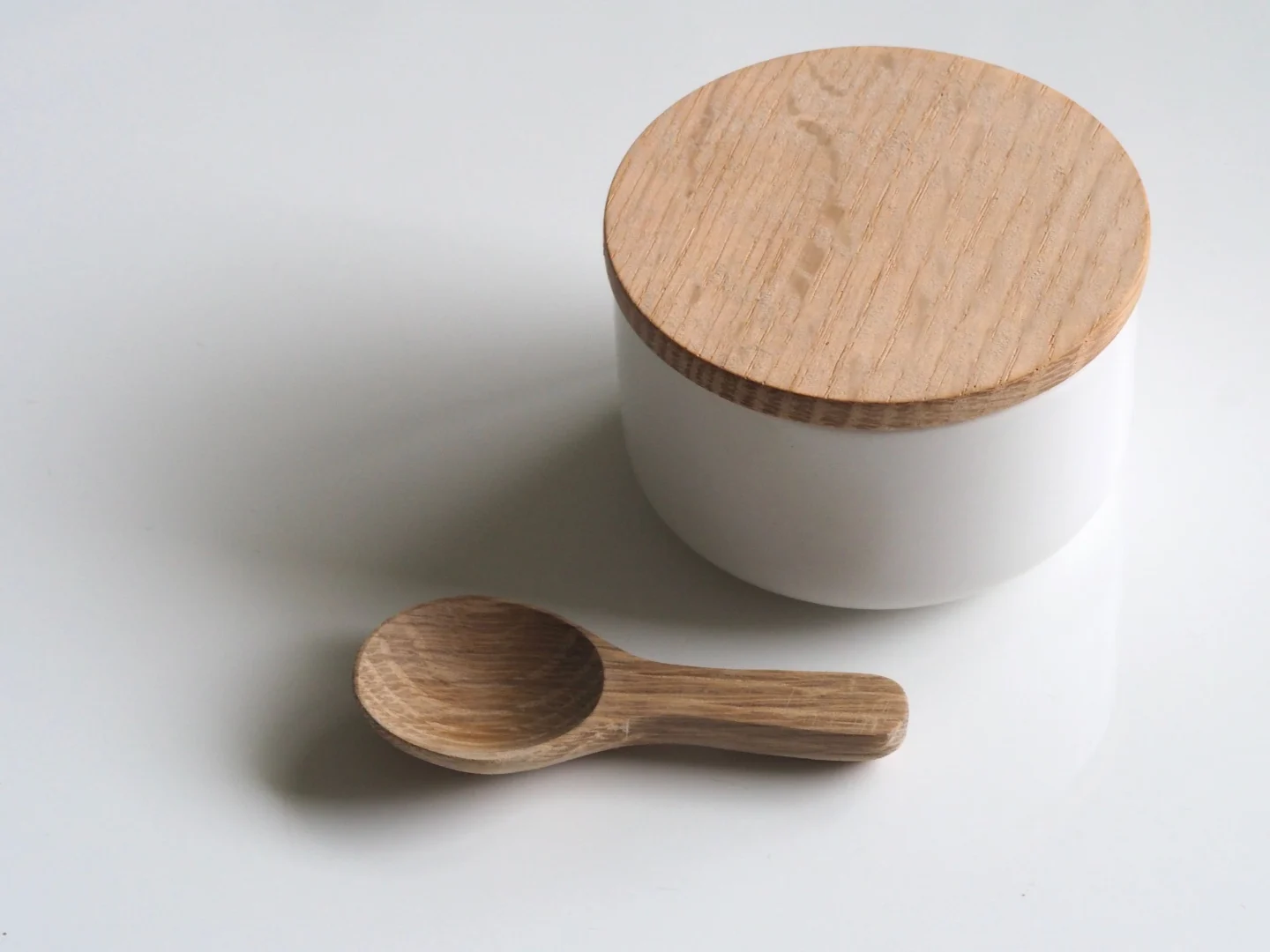 Salt cellar with scoop
